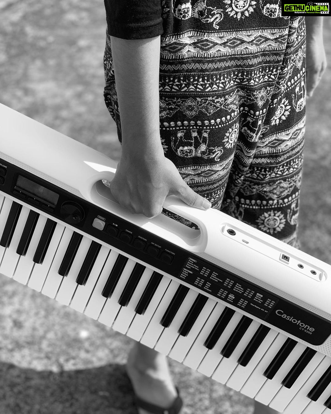 Haniya Nafisa Instagram - Kind of surprising how the keyboard matched the whole black and white aesthetics🖤 As you can see, I do take music along with me everywhere I go. Literally😌 I’m definitely super happy with the new addition to my family🖤 #BasCasioBajega #LearnWithCasio #CasioMusic #Casiotone #MakeMusicFun #LearnwithChordana @casiomusic_in @casio.india