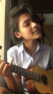 Haniya Nafisa Instagram - Haven’t put up raw reels in sooo long as my voice wasn’t cooperating at aaaalll, and this one took many takes too early in the morning🌚

And that’s Tu Zariya - @arrahman

#dowhatmovesyou #bacardisessions @nucleya @vidyavox #supportmallupages