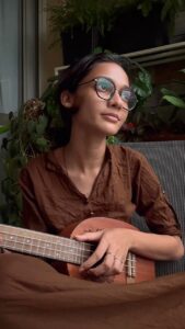 Haniya Nafisa Instagram - Ingaattu Nokkanda - Jaya Jaya Jaya Jaya Hey✨
I’ve been listening to this song since the time I first watched the movie and I haven’t been able to get it out of my head. My voice hasn’t healed completely from cheering too much in the theatre🌚, kudos to @darshanarajendran and @ibasiljoseph for making the theatre experience worth it after so long! 

So here’s my version of this very beautiful song🤍