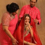 Hansika Motwani Instagram - ✨ • • • • Mata ki chowki Styled by - @mohitrai @aasthasharma @theweddingstyleproject_twsp Assisted by - @dishaalva Outfit - @abhinavmishra_ Jewellery- @razwada.jewels Makeup by - @makeupbyurmikaur hair - @artistpoonamsolanki