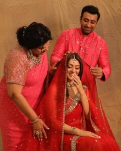 Hansika Motwani Instagram - ✨
•
•
•
•

Mata ki chowki 
Styled by - @mohitrai @aasthasharma @theweddingstyleproject_twsp Assisted by - @dishaalva Outfit - @abhinavmishra_  Jewellery- @razwada.jewels Makeup by -
@makeupbyurmikaur hair - @artistpoonamsolanki