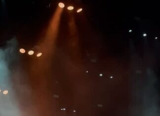 Haricharan Instagram - Hearing this live is something that will always be a core memory . . . . . . : : : . . . . . . #reels #tamil #tamilsong #tamilcinema #desi #ennasollapogirai #india #toronto #europe #trending #concert #music #arrahmanmusic #arrahmansongs #arrahman Scotiabank Arena