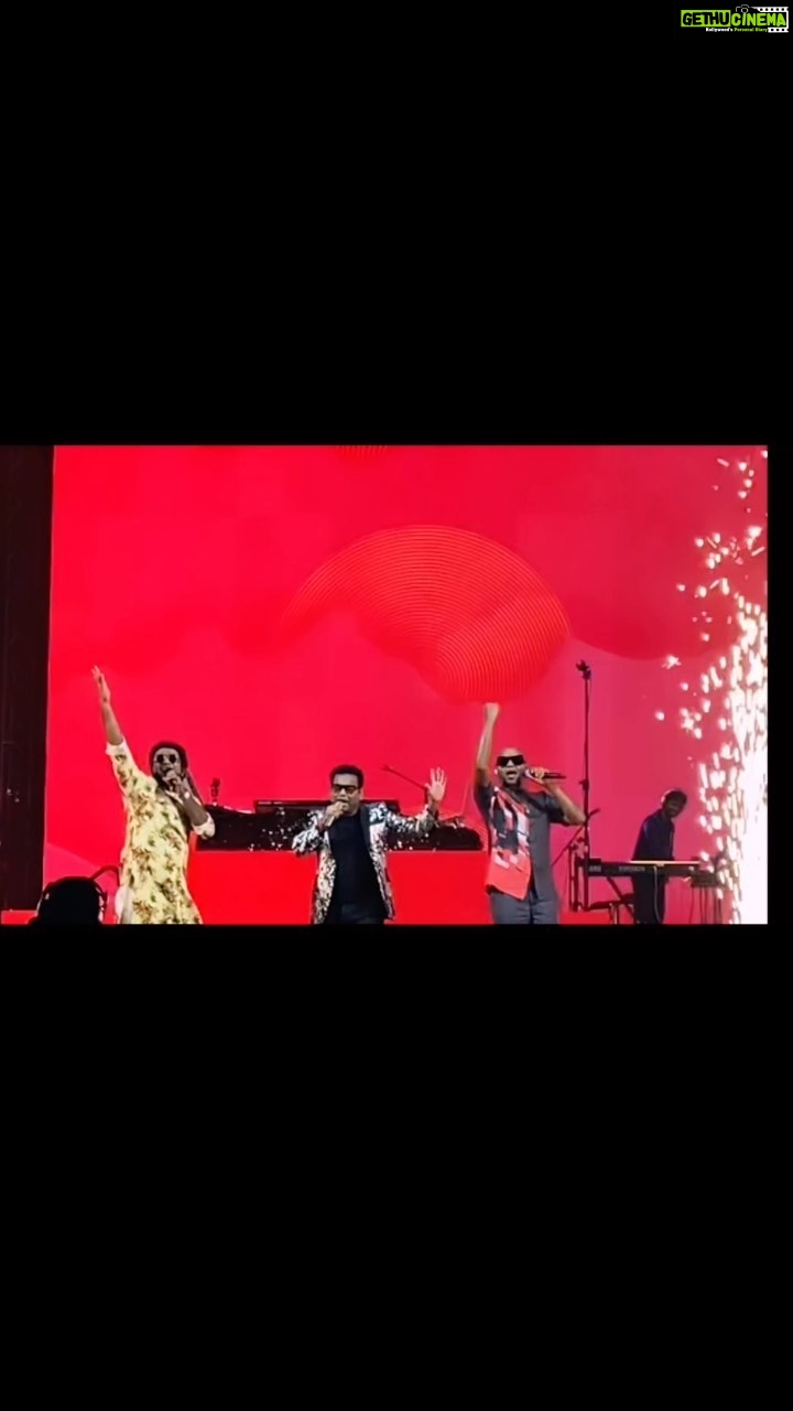 Haricharan Instagram - When things got outta control 💥💥🔥🔥😎 #Arrahman #liveconcert #faceoff #MalayalamRap #padakali #yodha #mohanlal #jagathysreekumar @arrahman @bennydayalofficial Etihad Arena