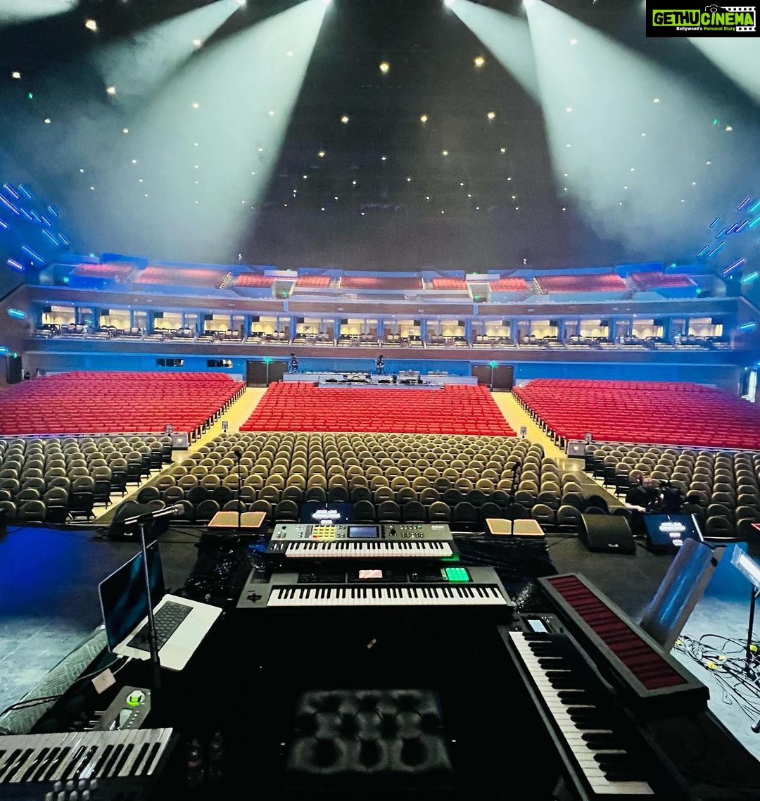 Haricharan Instagram - Twinning with Guitar God @kebajer Catch us Tonight in Houston at the @smartlivetx with @Arrahman sir and the whole Gang. #AllAccesstour #Arrahman #Haricharan @btosproductions Smart Financial Centre at Sugar Land