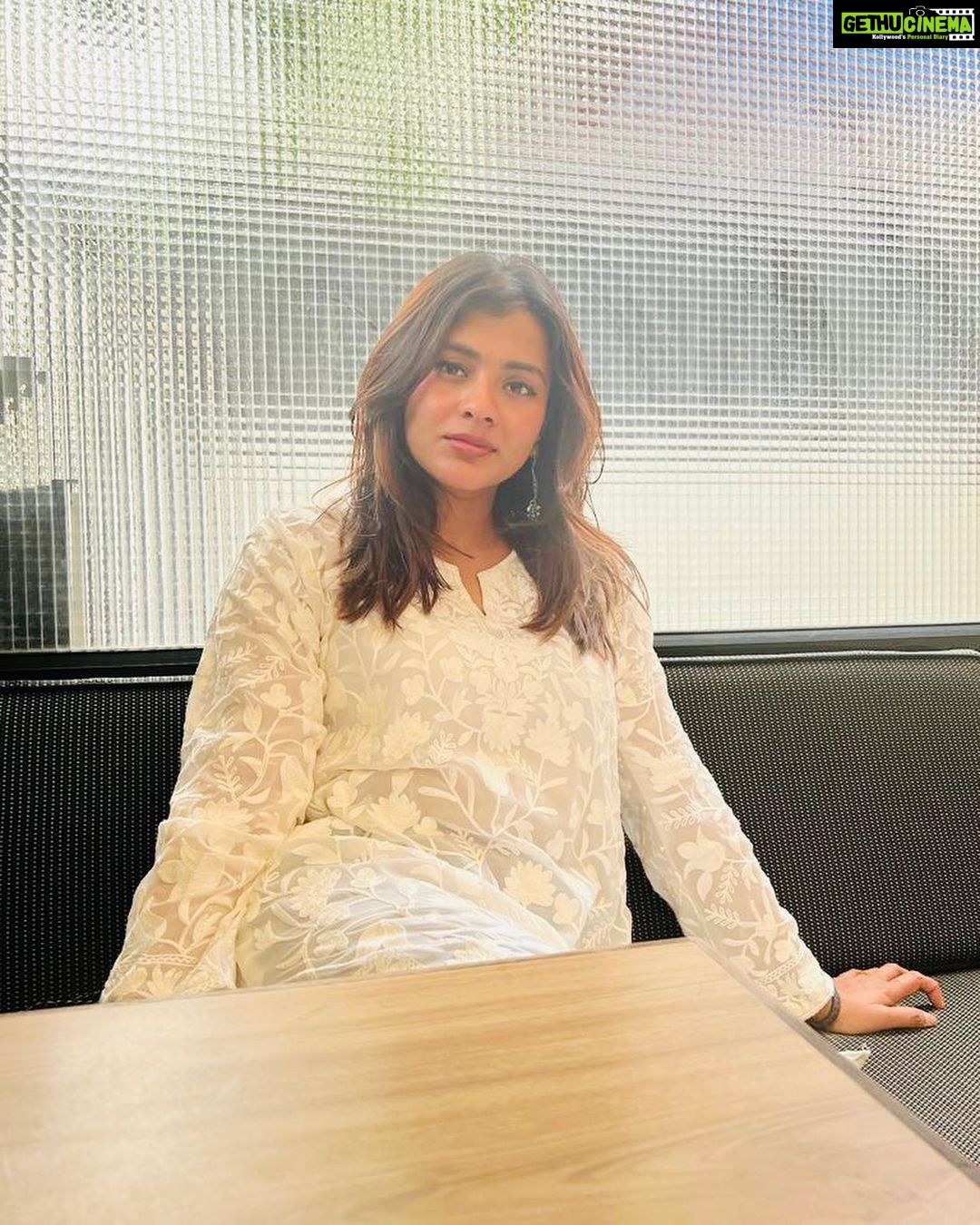 Hebah Patel Instagram - Always pose in a white chikankari! 🦢 Mumbai, Maharashtra