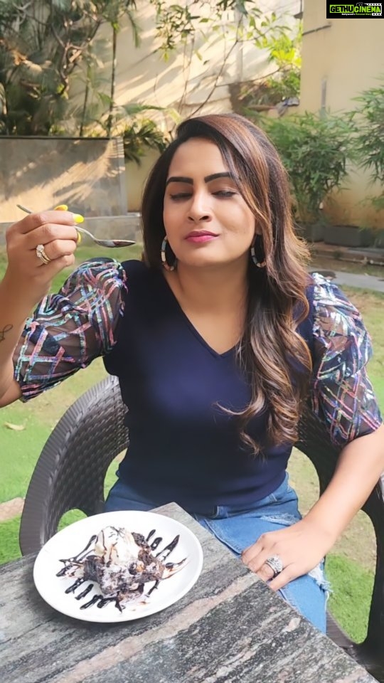 Himaja Instagram - My dedication levels are too high on cheat days 😄 ..I die for this Chocolate Brownie + Vanilla Ice cream @mysticcafehyd What's your favorite Dessert?? Do comment guys 😃 #cheatday #diet #crazy #funnyreels #foody #foodlover #chocolate #brownies #icecream Mystic Wellness Centre