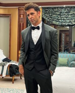 Hrithik Roshan Instagram - Shot by : @aalimhakim 
And @vjypalande

Pic credits 
@lakshmilehr
@prarthanaajmani 
@iam_sentinel 
@mitra___sharma

@redseafilm