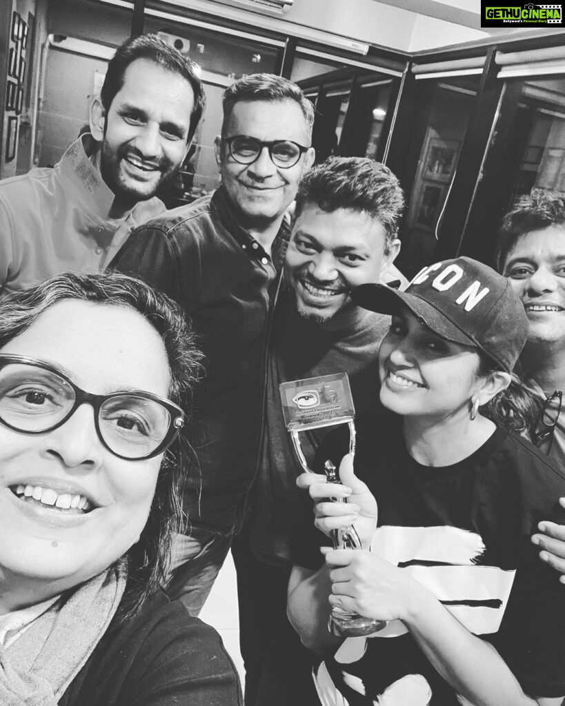 Huma Qureshi Instagram - Team Maharani #myfamily @sirsubhashkapoor @dkh09 @jollynarenkumar @kangratalkies Missing all the others … This one is for all of us !! @sonylivindia #BestActress Win Thank you @theitaofficial @anuranjan1010 @shashiranjan368