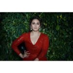 Huma Qureshi Instagram - In her natural habitat…. Last night for the ITA awards. Best actress win for Maharani S2 ✌🏻 Dress: @falgunishanepeacockindia Jewellery: @diagoldbyvardagoenka Styled by: @dhruvadityadave Assisted by: @div_yaaaakshi Hair by: @susanemmanuelhairstylist Make up by: @ajayvrao721 Photographed by: @thebombaywalla