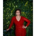 Huma Qureshi Instagram - In her natural habitat…. Last night for the ITA awards. Best actress win for Maharani S2 ✌🏻 Dress: @falgunishanepeacockindia Jewellery: @diagoldbyvardagoenka Styled by: @dhruvadityadave Assisted by: @div_yaaaakshi Hair by: @susanemmanuelhairstylist Make up by: @ajayvrao721 Photographed by: @thebombaywalla