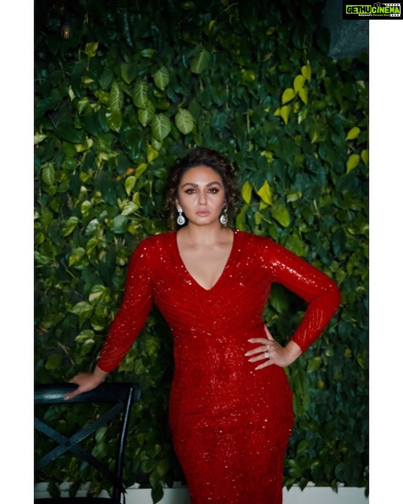 Huma Qureshi Instagram - In her natural habitat…. Last night for the ITA awards. Best actress win for Maharani S2 ✌🏻 Dress: @falgunishanepeacockindia Jewellery: @diagoldbyvardagoenka Styled by: @dhruvadityadave Assisted by: @div_yaaaakshi Hair by: @susanemmanuelhairstylist Make up by: @ajayvrao721 Photographed by: @thebombaywalla