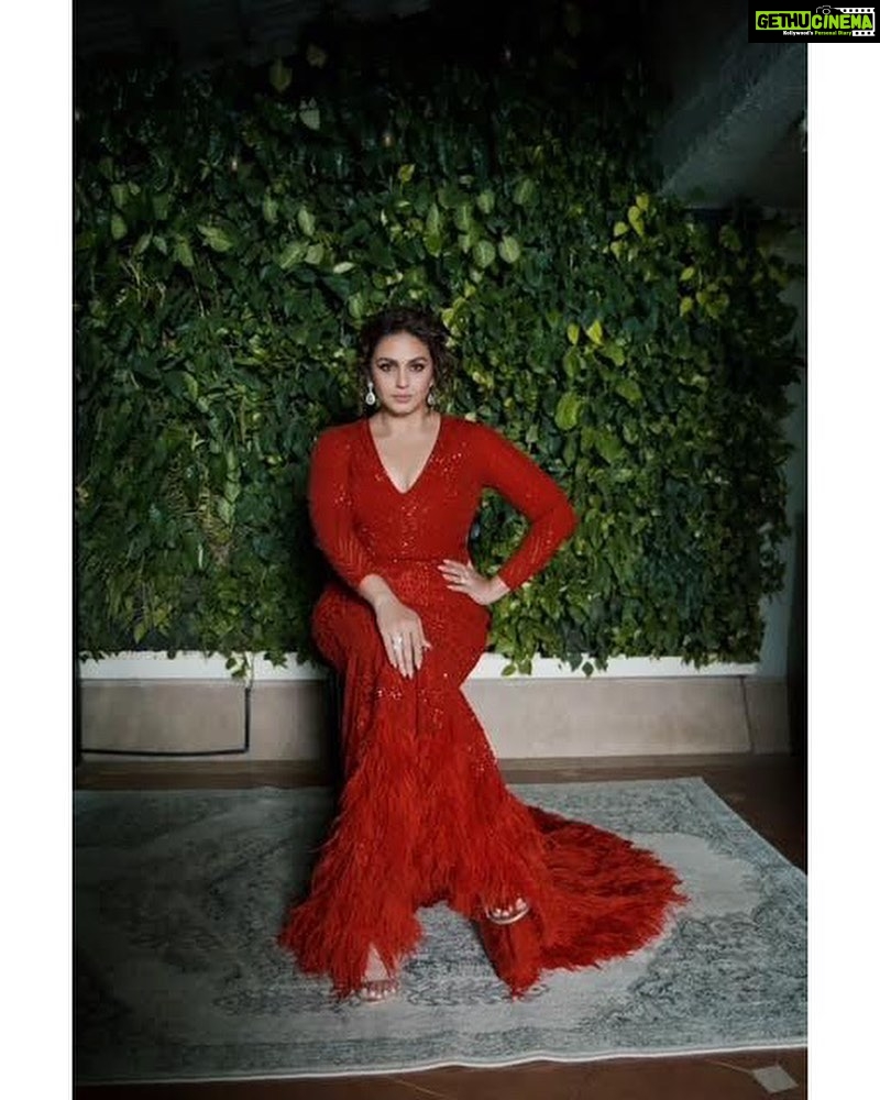 Huma Qureshi Instagram - In her natural habitat…. Last night for the ITA awards. Best actress win for Maharani S2 ✌🏻 Dress: @falgunishanepeacockindia Jewellery: @diagoldbyvardagoenka Styled by: @dhruvadityadave Assisted by: @div_yaaaakshi Hair by: @susanemmanuelhairstylist Make up by: @ajayvrao721 Photographed by: @thebombaywalla