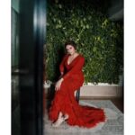 Huma Qureshi Instagram - In her natural habitat…. Last night for the ITA awards. Best actress win for Maharani S2 ✌🏻 Dress: @falgunishanepeacockindia Jewellery: @diagoldbyvardagoenka Styled by: @dhruvadityadave Assisted by: @div_yaaaakshi Hair by: @susanemmanuelhairstylist Make up by: @ajayvrao721 Photographed by: @thebombaywalla