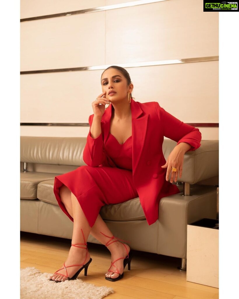 Huma Qureshi Instagram - Poised or Poser ? #mood Styled by : @sanamratansi Assisted by : @nirikshapoojary_ Outfit : @pridal.in Earring : @myrhabyrhea Rings : @e3kjewelery @ascend.rohank Footwear : @paioshoes Photographer : @clickwalaphotography