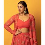 Huma Qureshi Instagram - Festive Vibes Only #throwback Orange or Pink ? You have a favourite?? Look Orange Outfit @paulmiandharsh Jewellery @mayasanghavijewels @amigos.rizwan Styled by @sanamratansi Asst stylist @nirikshapoojary_ @keyurisangoi Hair @arbazshaikh6210 Make up @makeupnhairbyankita 📸 @devsphotographyofficial Look Pink Styled by : @sanamratansi Assisted by : @nirikshapoojary_ Outfit : @faabiianaofficial Jewellery : @aquamarine_jewellery Photographer : @chiragkhetan_photography