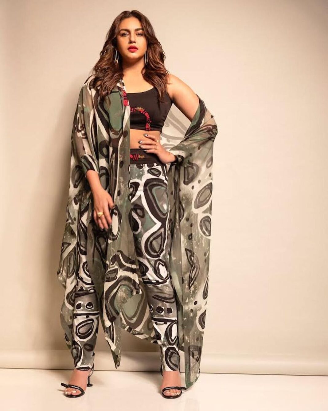 Huma Qureshi Instagram - All that Jazz .. Outfit @akok.in Earrings @myrhabyrhea Rings @twylatreasures @the_bling_girll @offbeatmediain Styling @sanamratansi Hair @rakshandairanimakeupandhair Makeup @ajayvrao721 📸 @akshat_rastogi22 Edited by @rahuleditingstudio