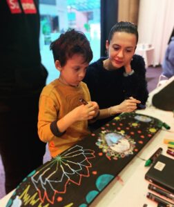 Isha Sharvani Instagram - collaboratively making art with the family at MAARAKOOL @140 Perth 
 It’s on till the 5th of August❤️ 
Thanks to @artifyconsulting and talented artist Kambarni for this experience 🙏🏾💐🙏🏾