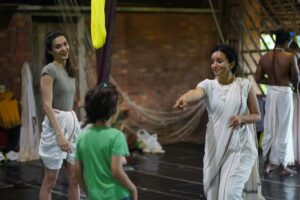 Isha Sharvani Instagram - It has been really special having Luca present for over a week while we have remounted SARI.
He and our dog snowy have brought such love, playfulness and tenderness into the studio. 

He was curious and involved through about 7 hours a day of rehearsal each day, beaming, spontaneously playing or dancing as he felt it.

He has realised the physical stamina and rigour involved in a dancers life, and his response has been to pamper me with daily foot massage.  He says his hands will heal me, I think his love and presence already has. 

Feeling blessed to be a member of a family run company which allows to process to happen. 
❤️♾️❤️ 
.
📸 @adarsh.prathap 🙏🏾
#ishasharvani #luca #motherson #thirdgeneration #dance