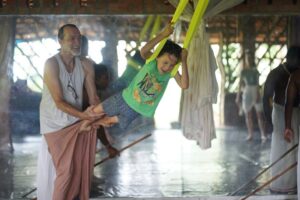 Isha Sharvani Instagram - It has been really special having Luca present for over a week while we have remounted SARI.
He and our dog snowy have brought such love, playfulness and tenderness into the studio. 

He was curious and involved through about 7 hours a day of rehearsal each day, beaming, spontaneously playing or dancing as he felt it.

He has realised the physical stamina and rigour involved in a dancers life, and his response has been to pamper me with daily foot massage.  He says his hands will heal me, I think his love and presence already has. 

Feeling blessed to be a member of a family run company which allows to process to happen. 
❤️♾️❤️ 
.
📸 @adarsh.prathap 🙏🏾
#ishasharvani #luca #motherson #thirdgeneration #dance
