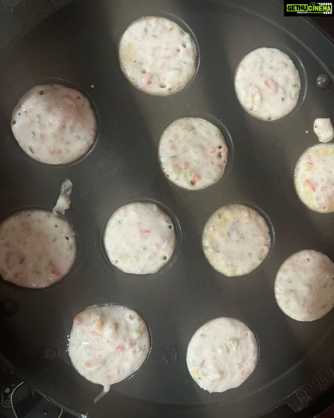 Ishika Singh Instagram - Mornings in my kitchen southindian breakfast rules šØāš³This South Indian dish is my fav and I donāt know what itās called ! Itās looks so nice when I pour batter into it but the tricky part is turning them upside down ⦠some times I do see stars āļø still loving south Indian less spicy cuisine #southindianfood #breakfast #morningslikethis #morningvibes #morningsinkitchen #southindianbreakfast