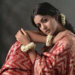 Ishita Dutta Instagram – यूँ ही पहलु में बैठे रहो
आज जाने की ज़िद न करो
हाय मर जाएंगे
हम तो लुट जाएंगे
ऐसी बातें किया ना करो
आज जाने की ज़िद ना करो

Styled by: @styleitupbyaashna 
Shot by: @deepak_das_photography 

Saree: @ange.in
Blouse: @tilohri.india 

Necklace Set: @sheqe_by_triptikohli 
Rings & Bangles: @maxplus_jewels 

Hair & Makeup: @makeoverbysejalthakkar @celebsmakeupbysejal 
Retouched by: @rajivshoots.official