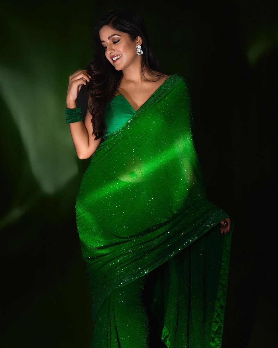 Ishita Dutta Instagram - DRISHYAM2 premier 💚💚💚 Styled by @natashaabothra Team @priyankaa.a_91 @mausmi_mitra_ @Team natashaabothra Outfit @ranbirmukherjeeofficial Earrings @rubans.in Bangles @ijewels009 Makeup @makeupbyheenal Hairstylist @Hairstylist.julie Photographer @ashish_ojha_photography