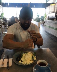 John Abraham Instagram - Crushing these eggs!! 🍳#protein #startyourdayright #getit
