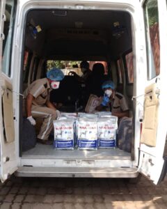 John Abraham Instagram - Some angels don’t have wings !! Feeding continues .... @amtmindia with @royalcanin.india

We seek your blessings & support for the staff

Donate via 
www.amtmindia.org/donate/
Or 
Gpay : 9819380310