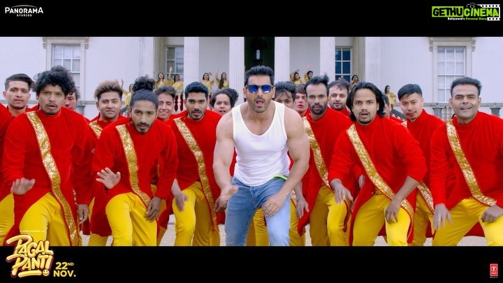 John Abraham Instagram - Kya aapke pappa ka favorite song bhi hai yeh? 🤪 #TumParHumHaiAtke, out today!! . . @ileana_official @aneesbazmee @bhushankumar @kumarmangatpathak @abhishekpathakk @tseriesfilms @tseries.official @panorama_studios @nehakakkar @mikasingh @tanishk_bagchi #SabbirAhmed
