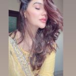 Kangna Sharma Instagram - कुछ यूँ मिली नज़र उनसे की…. बाक़ी सब नज़रअंदाज़ हो गए….