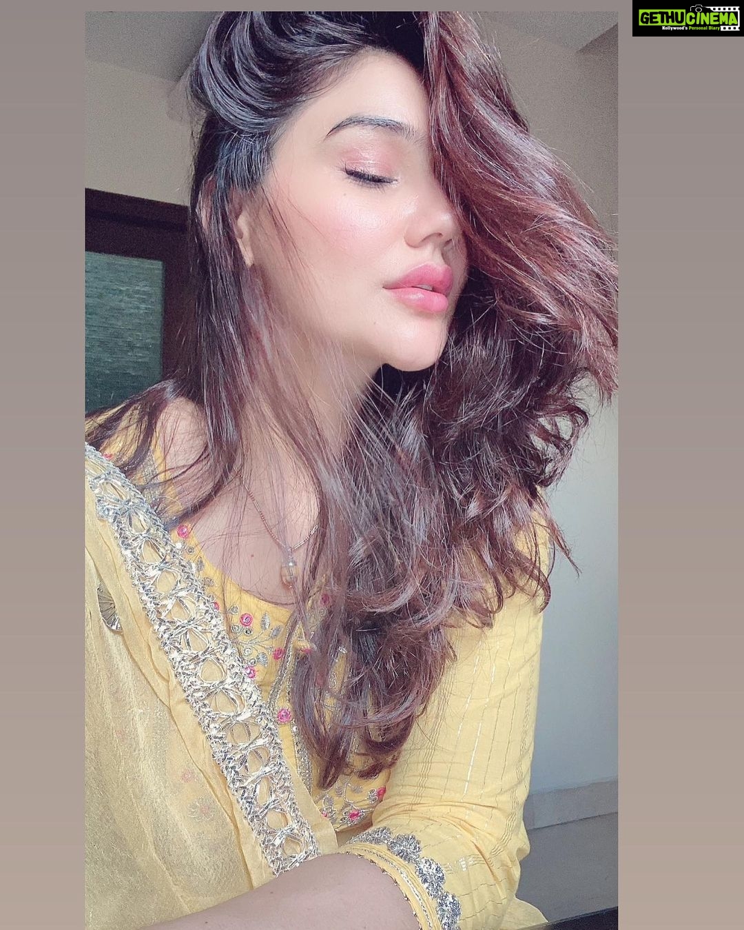 Kangna Sharma Instagram - कुछ यूँ मिली नज़र उनसे की…. बाक़ी सब नज़रअंदाज़ हो गए….