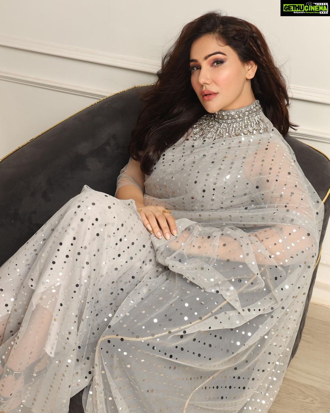 Kangna Sharma Instagram - A saree always makes you stand out in the crowd.❤️ Photograper- @faizialiphotography Makeup- @makeup_asfaque Hair- @nirali_soni_hairandmakeup Kangnasharma16 #beauty #actor #singer #instafamous #likeforlikes #likesforlike #reelsinstagram #reelkrofeelkro #posing