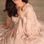 Kangna Sharma Instagram - ये दिल एक अनजान से जो मिले 😘😍 📸- @ilmanaazphotography1 Designer- @thesumitdasgupta MUA - @makeup_asfaque