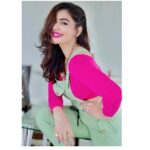 Kangna Sharma Instagram – pink is new Black ❤️
MUA – @makeup_asfaque