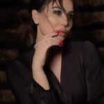 Kangna Sharma Instagram - Braless is flawless.❤️❤️ photography- @faizialiphotography makeup&hair- @makeup_asfaque