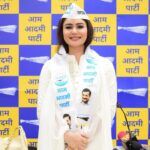 Kangna Sharma Instagram - Thanku Everyone For the Love and Support Of All And I wish To be Blessed For This New Journey With The same . @arvindkejriwal @drsushilkrgupta @aamaadmiparty @aamaadmipartyharyana__