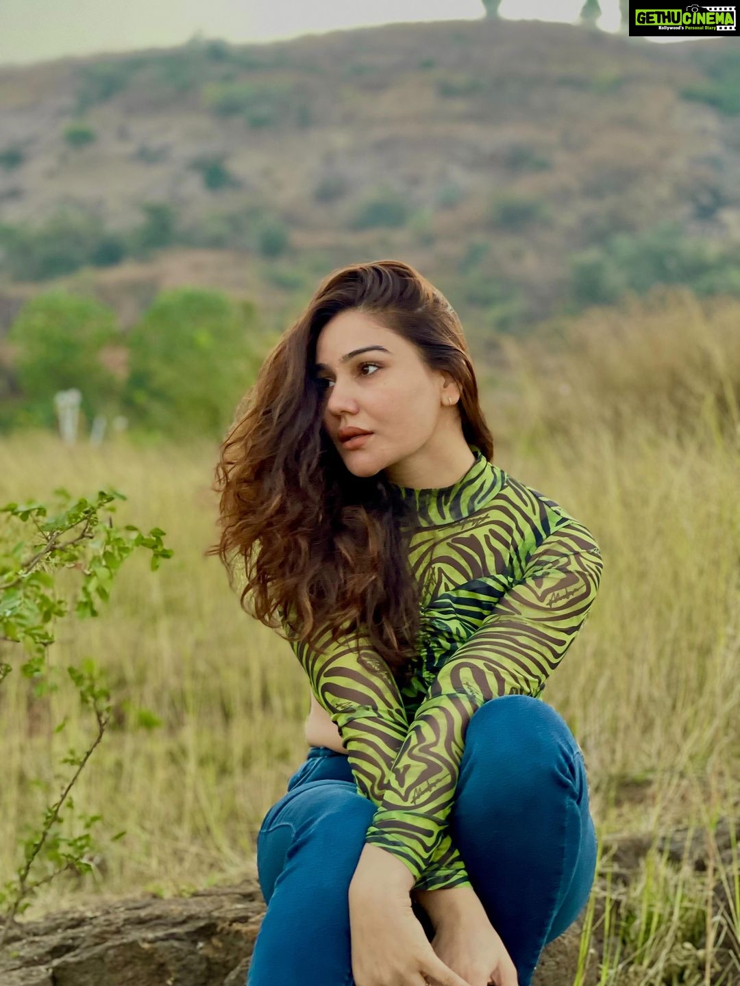Kangna Sharma Instagram - Ye jo halka halka shourur hai 🔥🔥