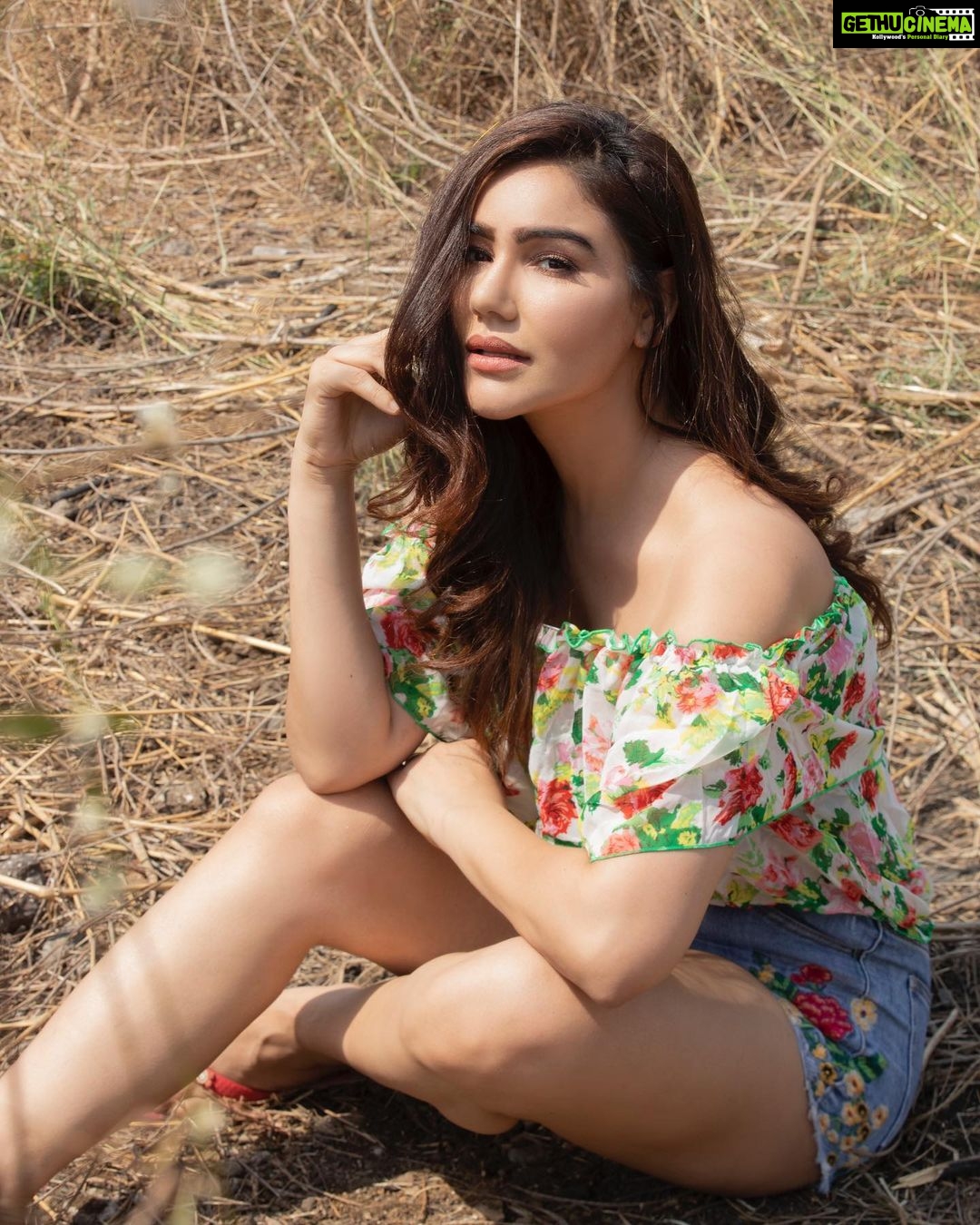 Actress Kangna Sharma HD Instagram Photos and Wallpapers April 2022