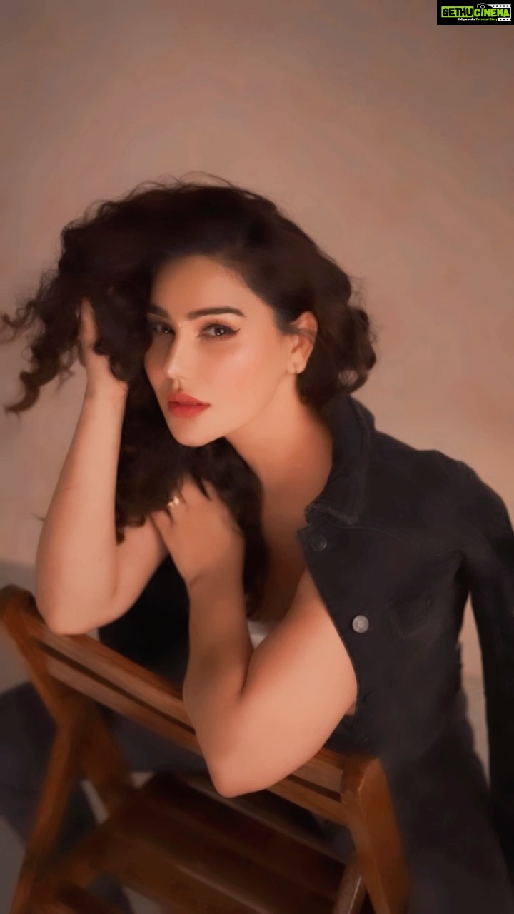 Kangna Sharma Instagram - I am not trying to be Sexy .itโs just my way of expressing myself when I Move Around ๐ Photograper- @ilmanaazphotography1 Video by - @b.runphotography Apparel- @theseedstorewomens MUA - @alpa_mistry_makeup_and_hair