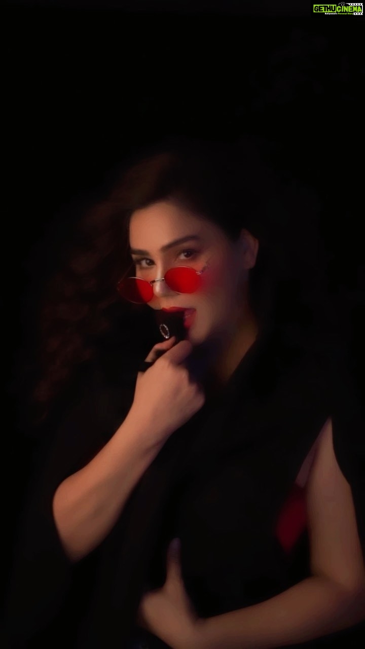 Kangna Sharma Instagram - Tell me ???π Video by - @b.runphotography Photograper- @ilmanaazphotography1 MUA - @alpa_mistry_makeup_and_hair Goggles- @mrchasmawala.in Reels#foryou #foryoupage #reelsindia #reelsviral