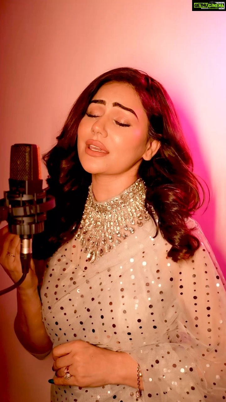 Kangna Sharma Instagram - Presenting you my version of TERE BINA ZINDAGI SE KOI SIKHWA THO NAHI✨ Sung by me @kangnasharma16 Music By - @vibhasofficial video by - @black_lotus99 makeup&hair- @makeup_asfaque Kindly give your all love to this aswell. And let me know in Comment box ,which song you would want me to sing next for you all. #terebina #terebinazindagisekoishikwathonai #kangnasharma #singingcover And I want to see your reels guys on this 👍