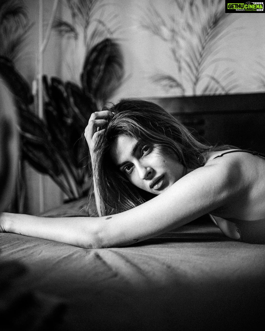 Karishma Sharma Instagram - Jab jab dard ka baadal chaya Jab ghum ka saya lehraya Jab aansoo palkon tak aya Jab yeh tanha dil ghabraya Humne dil ko yeh samjhaya …Dil aakhir tu kyun rota hai Duniya mein yunhi hota hai Yeh jo gehre sannate hain Waqt ne sabko hi baante hain Thoda ghum hai sabka qissa Thodi dhoop hai sabka hissa Aankh teri bekaar hi nam hai Har pal ek naya mausam hai Kyun tu aise pal khota hai Dil aakhir tu kyun rota hai -Zindagi Na Milegi Dobara