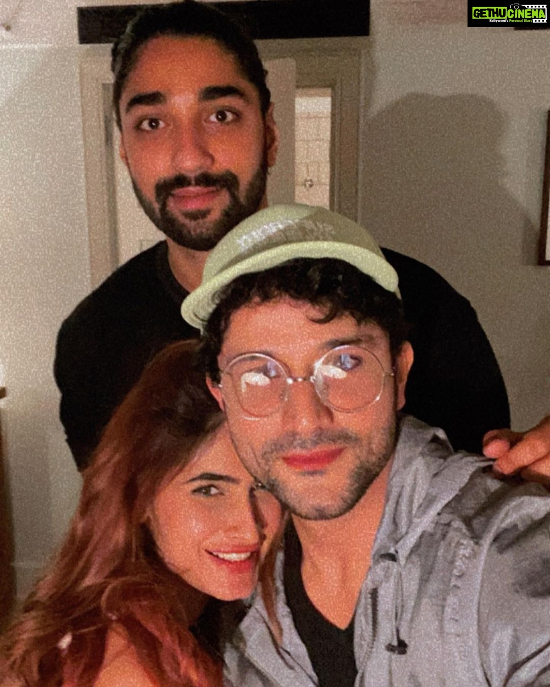 Karishma Sharma Instagram - My babiesss! This is a late birthday post to tell you all I loveee you guys!!! Thanks for always annoying me (especially Sahil and meghna) 🤪 and being there for me especially when I can be super annoying. F.R.I.E.N.D.S like Family.
