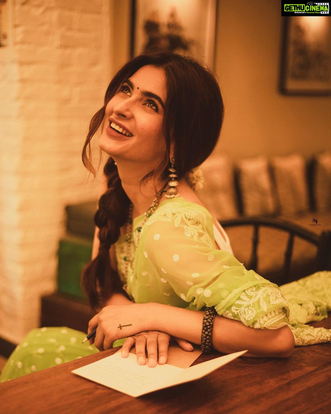 Karishma Sharma Instagram - Nazar me tum, teri yaad ke tale.. Hain din Guzar rahe, teri yaad ke tale.... 📸 :@aishwaryaa_nayak_photography Stylist : @mallaikaa07 & @prashantmangasuli MUA : @nisha.karna HA : @aqshataa.mani Location: @abode.bombay Jewellery necklace @mystiquebyanchal Bangles : @_alankaara_