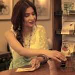 Karishma Sharma Instagram - ISHQ kya hai? Concept by - Karishma Sharma & Aishwarya Nayak Voiceover - Karishma Sharma Written by @viketakumar and Me 📸 : @aishwaryaa_nayak_photography Stylist : @mallaikaa07 & @prashantmangasuli MUA : @nisha.karna HA : @aqshataa.mani Location: @abode.bombay Jewellery necklace @mystiquebyanchal Bangles : @_alankaara_
