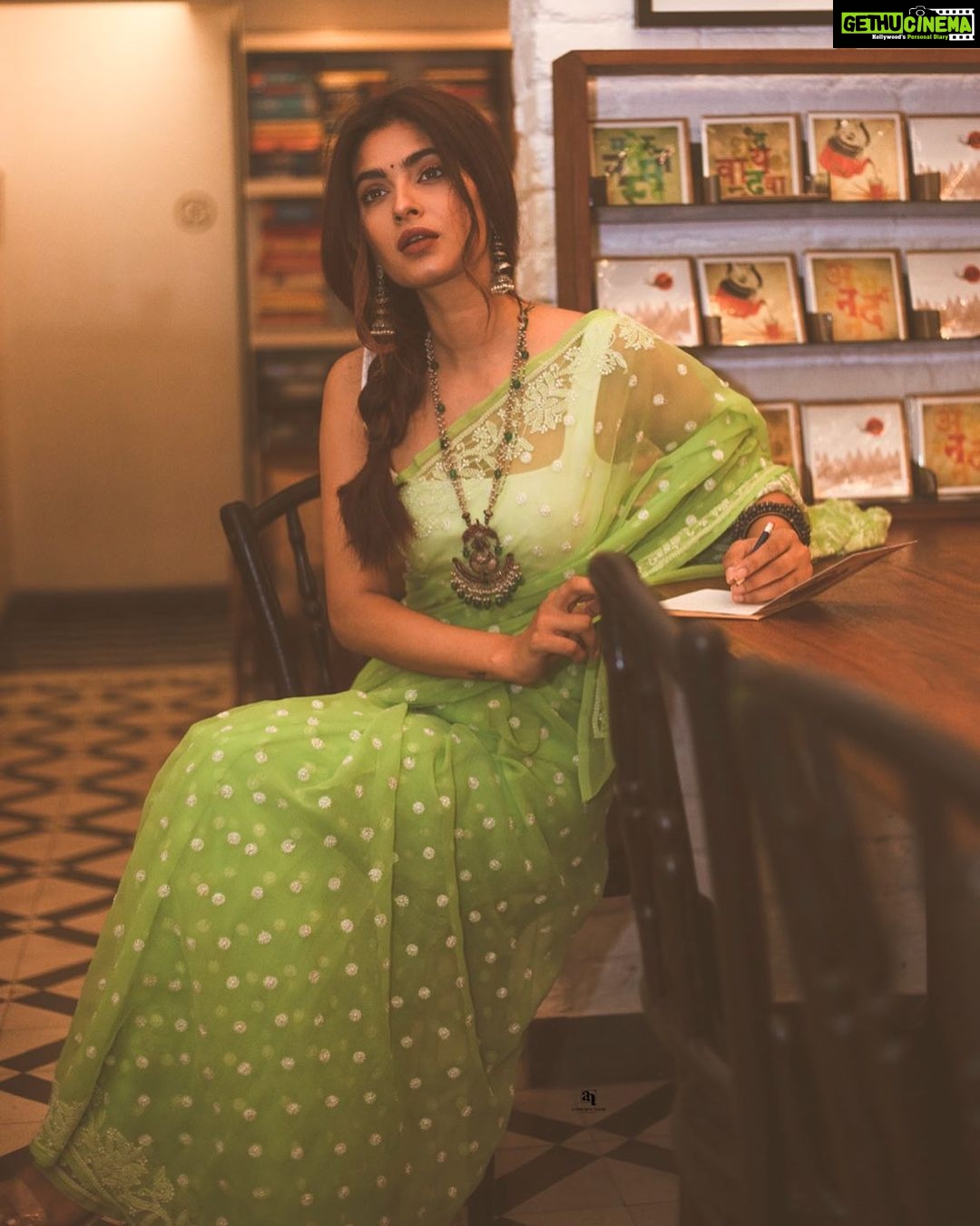 Karishma Sharma Instagram - Khamoshi bhi piyaar ki zubaan hotee hai....💛 #TeamANP 📸 : @aishwaryaa_nayak_photography Stylist : @mallaikaa07 & @prashantmangasuli MUA : @nisha.karna HA : @aqshataa.mani Location: @abode.bombay Jewellery necklace @mystiquebyanchal Bangles : @_alankaara_ Abode Bombay