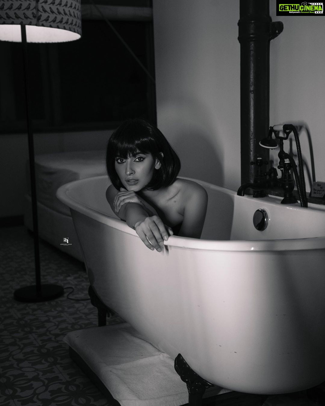 Karishma Sharma Instagram - Trying to forget something as intriguing as this would be an exercise in futility. 📸 :@aishwaryaa_nayak_photography MUA : @nisha.karna HA : @aqshataa.mani Location: @abode.bombay Styled By: @mallaikaa07 #styledbymallaikaa Asst by: @sincerely__styles Corset: @luu__liu_ Abode Bombay