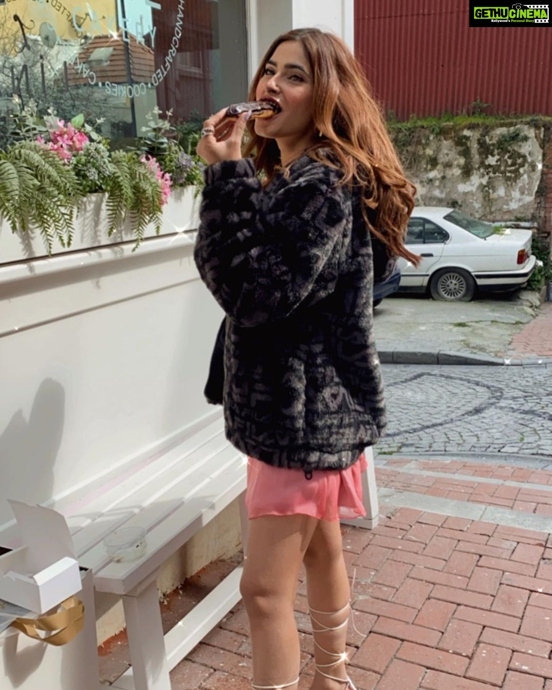 Karishma Sharma Instagram - Smiles, joy, animals,food is all I want 💕💚🤌🏼❄️