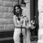 Karishma Sharma Instagram - Nazar me tum, teri yaad ke tale.. Hain din Guzar rahe, teri yaad ke tale.... 📸 :@aishwaryaa_nayak_photography Stylist : @mallaikaa07 & @prashantmangasuli MUA : @nisha.karna HA : @aqshataa.mani Location: @abode.bombay Jewellery necklace @mystiquebyanchal Bangles : @_alankaara_