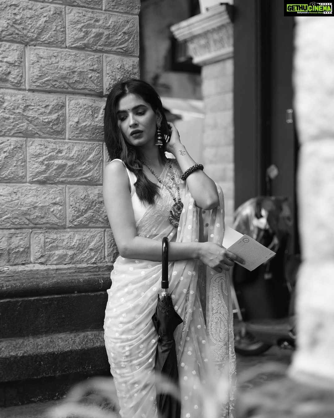 Karishma Sharma Instagram - Nazar me tum, teri yaad ke tale.. Hain din Guzar rahe, teri yaad ke tale.... 📸 :@aishwaryaa_nayak_photography Stylist : @mallaikaa07 & @prashantmangasuli MUA : @nisha.karna HA : @aqshataa.mani Location: @abode.bombay Jewellery necklace @mystiquebyanchal Bangles : @_alankaara_